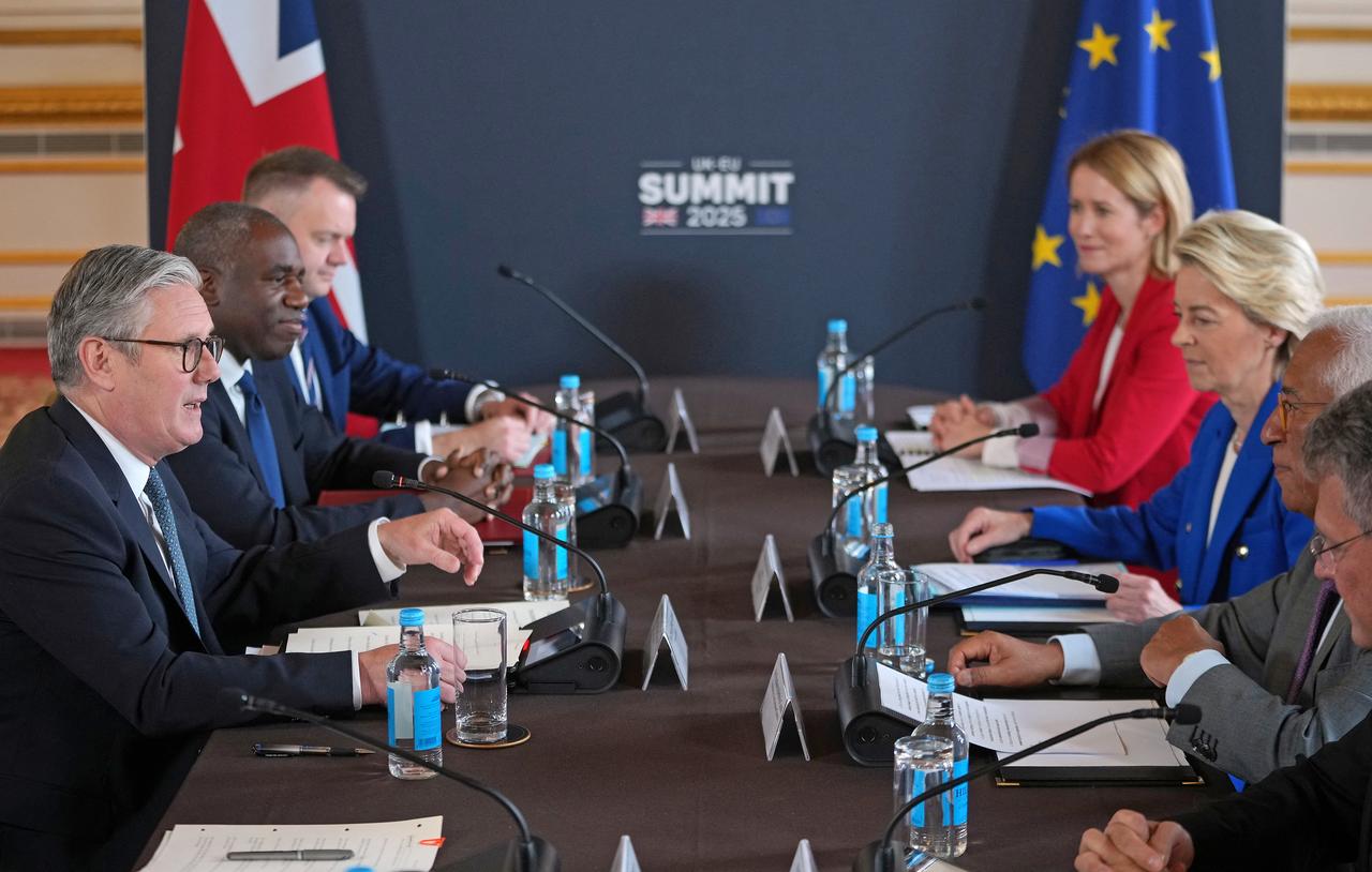 Britain's Prime Minister Keir Starmer (L), Britain's Foreign Secretary David Lammy (2L), Britain's Paymaster General and Minister for the Cabinet Office for the Constitution and European Relations Nick Thomas-Symonds (3L), European Union High Representative for Foreign Affairs and Security Policy Kaja Kallas (4R), European Commission President Ursula von der Leyen (3R), European Council President Antonio Costa (2R) and EU Commissioner for Trade and Economic Security, Maros Sefcovic attend a meeting between the U.K. and the European Union to discuss closer ties in their first official summit since Brexit, during the UK-EU Summit at Lancaster House in London on May 19, 2025. (AFP Photo)