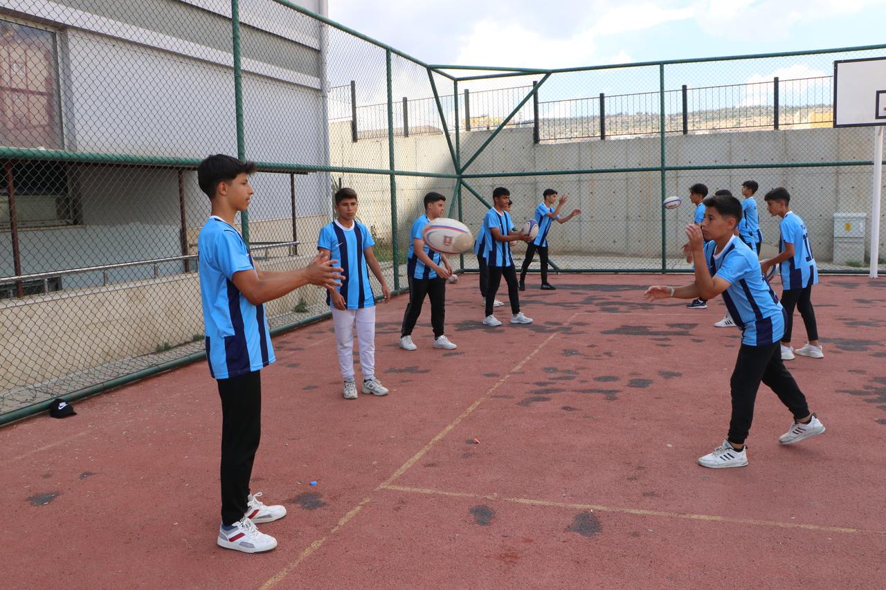  Members of the Ataturk Middle School tag rugby team practice passing drills in their school yard in Kilis, Türkiye on May 19, 2025. (AA Photo)