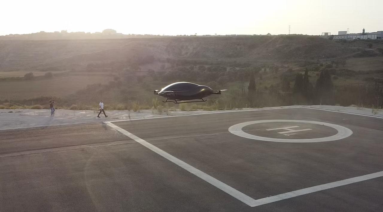 Türkiye’s AirCar makes history with first manned flight of electric flying vehicle