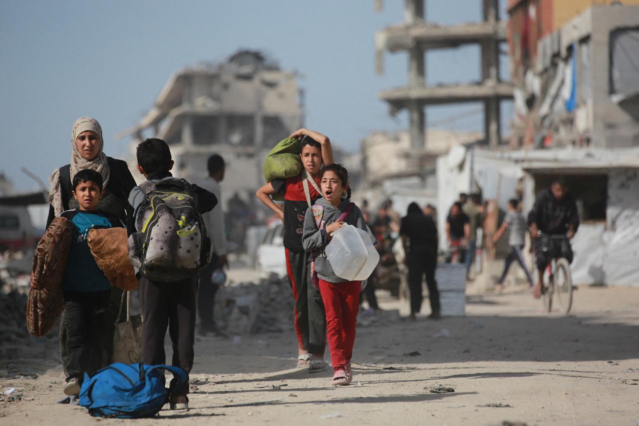 Palestinians move with their belogings through Jabalia as they flee the northern Gaza Strip towards Gaza City on May 19, 2025, amid Israeli evacuation orders and ongoing strikes. Israel said on May 19 it will  take control  of the whole of Gaza, where aid entered for the first time in more than two months as rescuers reported dozens killed in a newly intensified offensive. (Photo by Bashar TALEB / AFP)