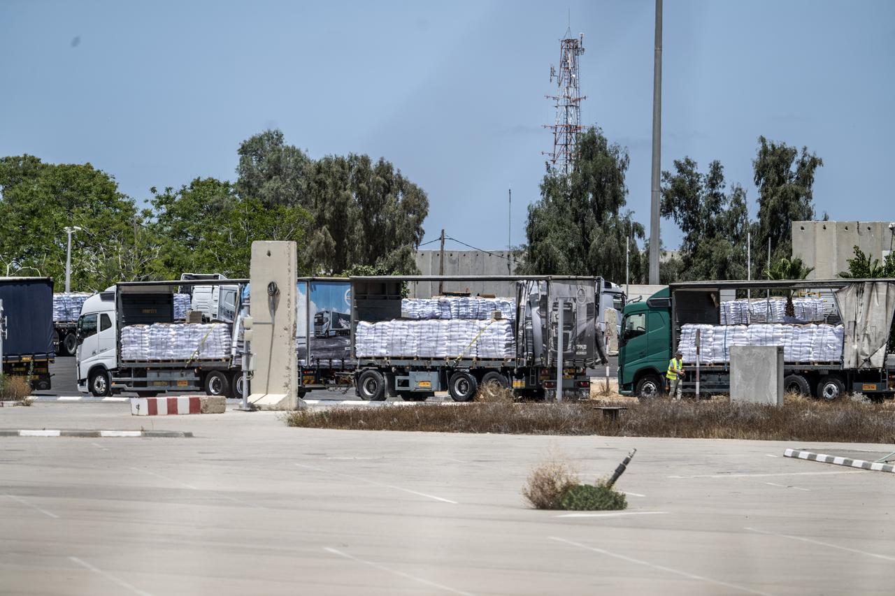  Trucks carrying aid enter Gaza through Kerem Shalom border crossing with Israels permission on May 20, 2025. (AA Photo)