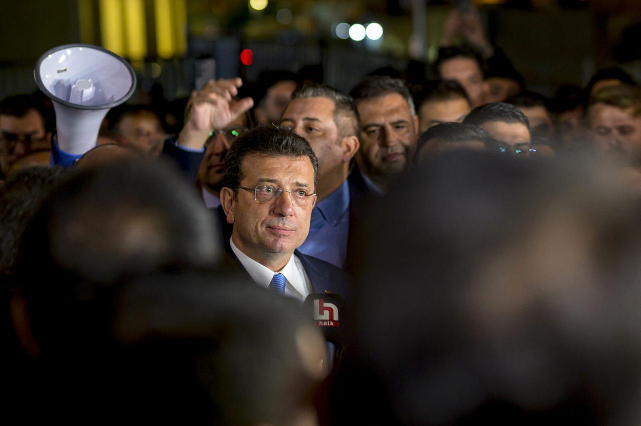 Istanbuls Mayor Ekrem Imamoglu (C) speaks to the press during a demonstration following the arrest of the Mayor of Esenyurt, in Istanbul, on October 30, 2024. (AFP Photo)