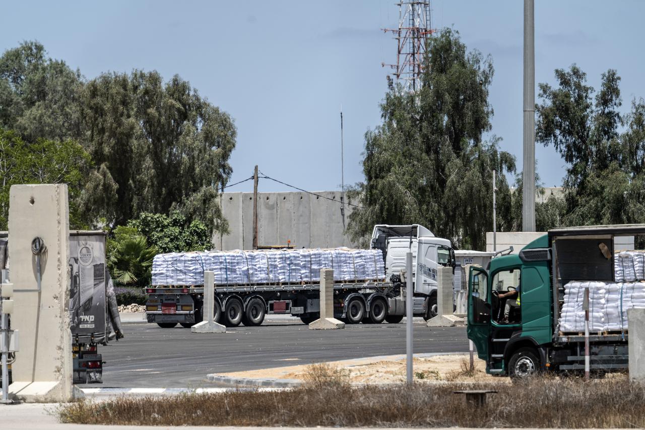GAZA STRIP - MAY 20: Trucks carrying aid enter Gaza through Kerem Shalom border crossing with Israels permission on May 20, 2025. Israel has largely prevented the entry of humanitarian aid since 2 March, continues to be delivered in a limited way on the second day. ( Mostafa Alkharouf - Anadolu Agency )