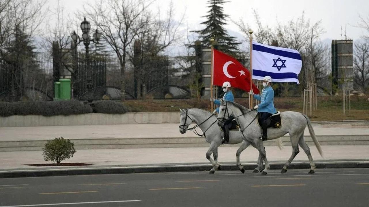 Turkish cavalry guards waving the Israeli and Turkish flags, to welcome the Israeli president in the capital Ankara, 9 March 2022. (AFP Photo)