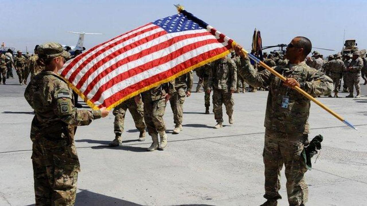 US soldiers holds a US flaq during a change of command ceremony at an Italian military camp near Herat airport, Afghanistan on August 23, 2014. (AFP Photo)