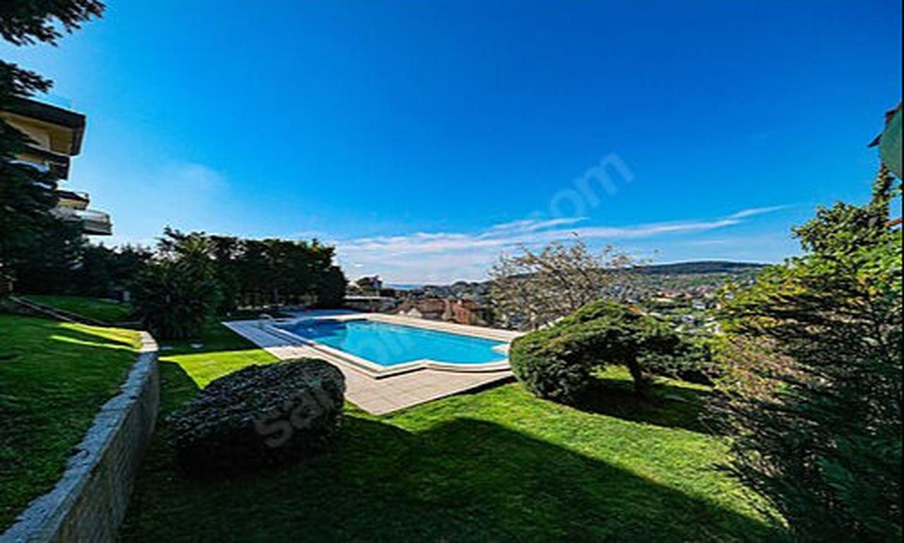 Pool area of the luxury villa in Istanbul's Acarkent neighborhood. (Source: Sahibinden.com)