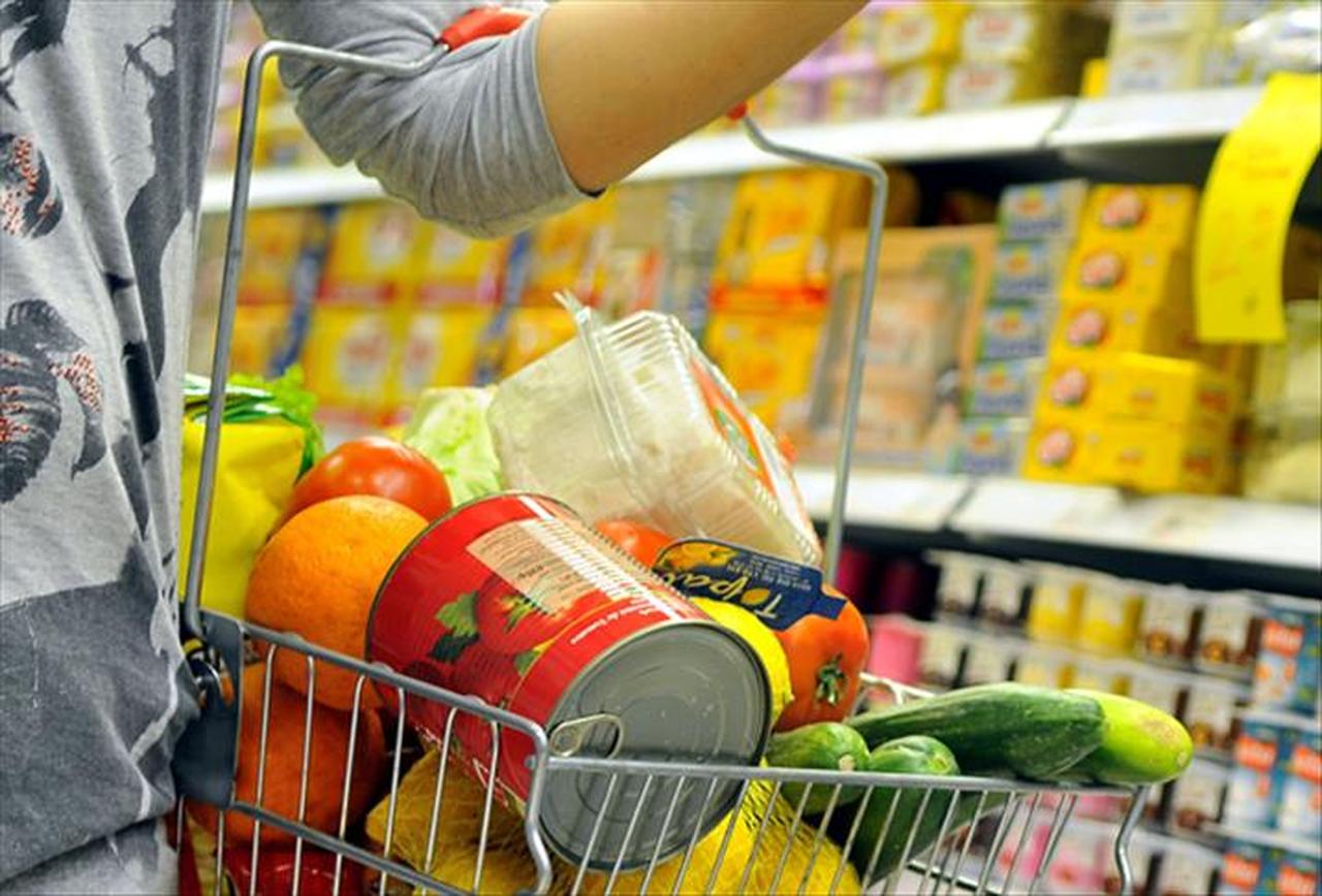 File photo shows a shopper pushing a basket filled with fresh produce and packaged goods at a supermarket in Türkiye, accessed on May 20, 2025. (AA Photo)