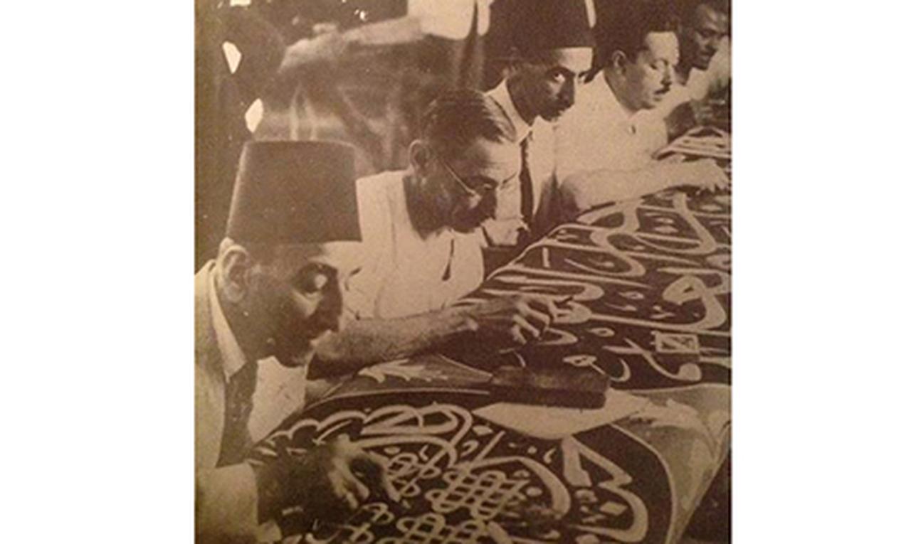 Egyptian textile workers weaving the Kaaba cover. (Photo via Gate Ahram)