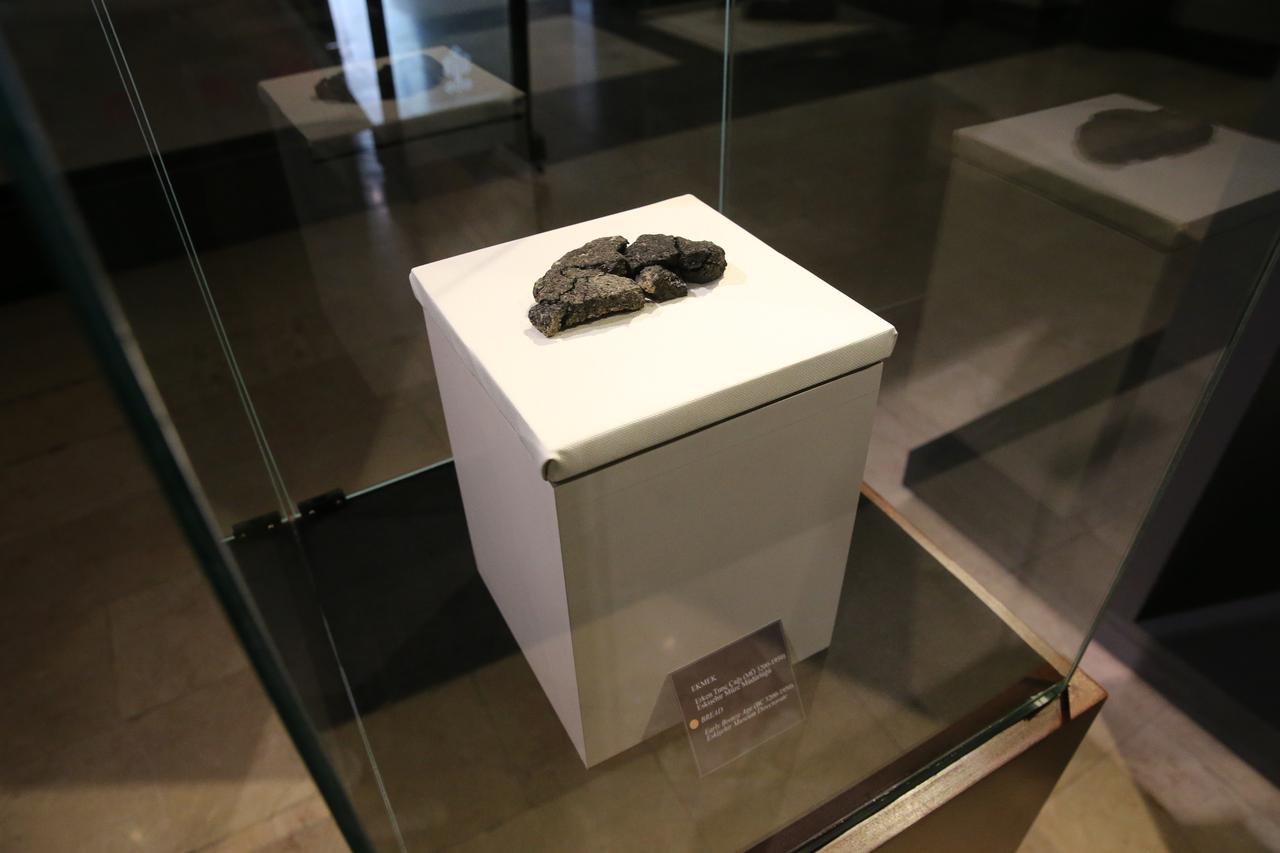 The 5,000-year-old “Kulluoba bread,” unearthed during ongoing excavations since 1996 at the Kulluoba Mound in Seyitgazi district of Eskisehir, is displayed at the ETI Archaeology Museum, Türkiye, May 21, 2025. (AA Photo)
