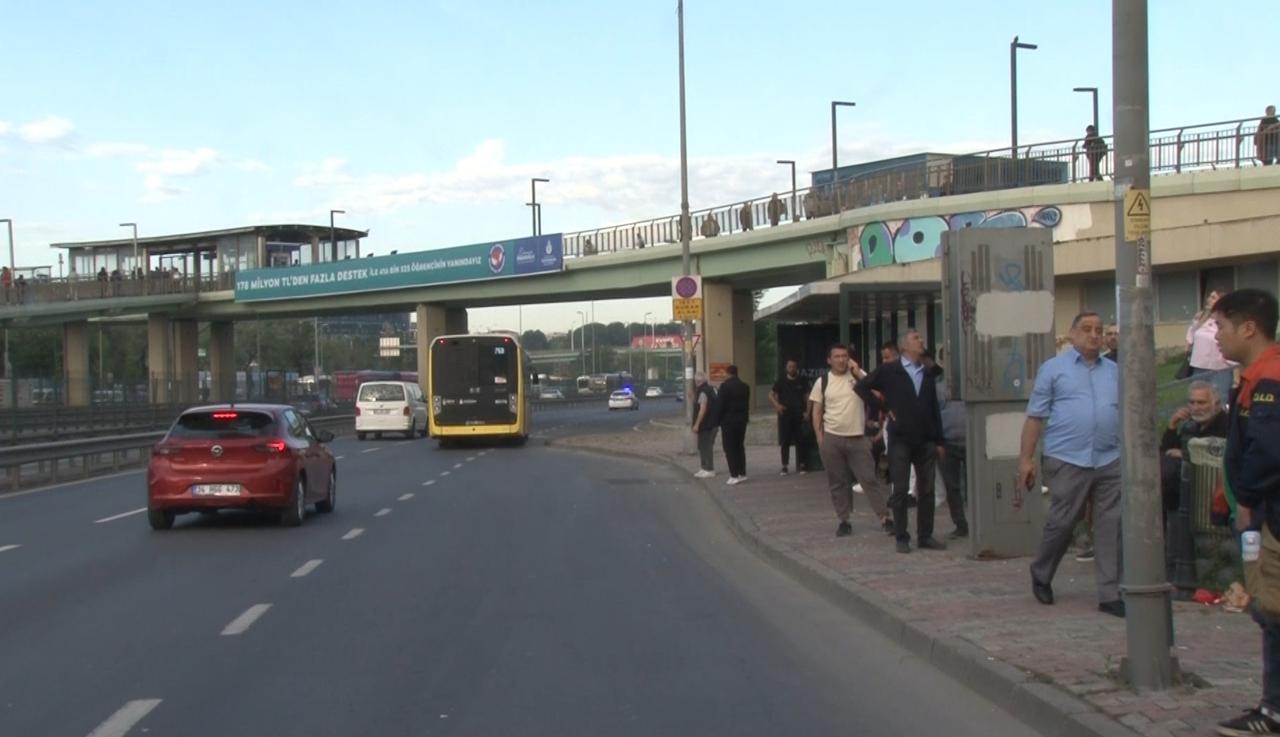 Early morning passengers wait at a bus stop in Istanbul, Türkiye on May 22, 2025. (IHA Photo)