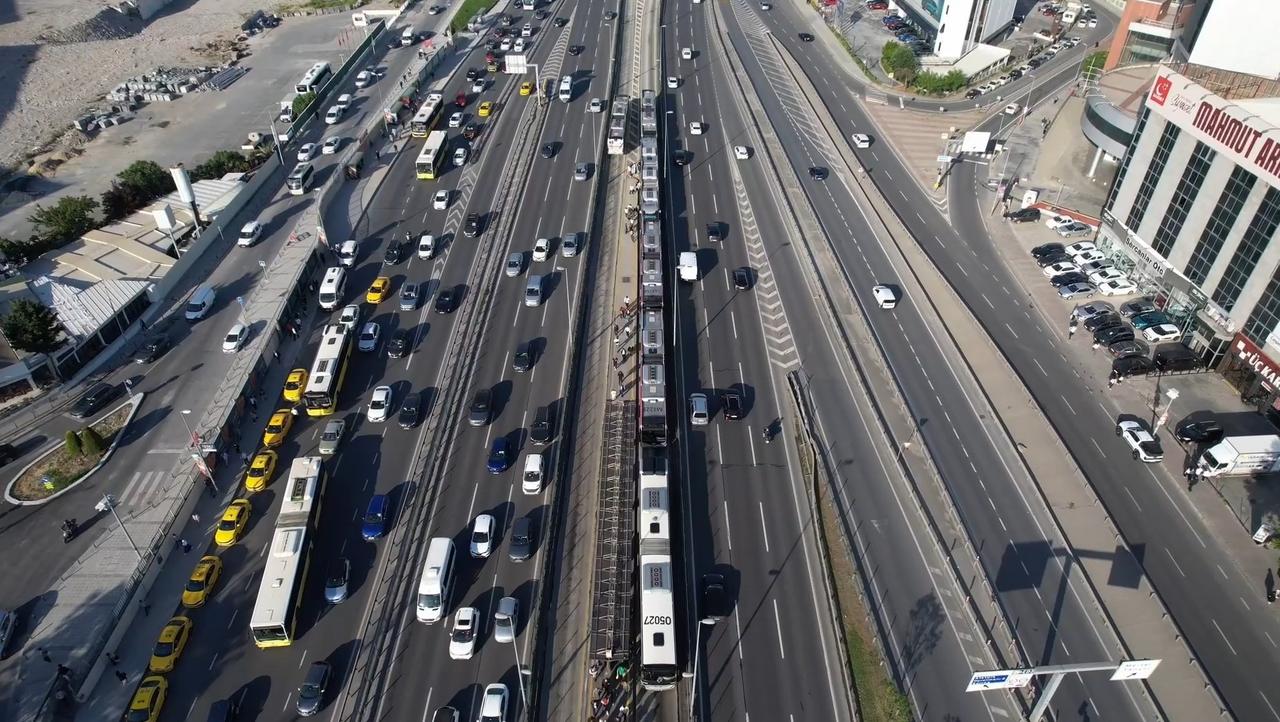Commuters line up along a busy Istanbul highway as limited transport options create congestion following the private bus strike in Istanbul, Türkiye on May 22, 2025. (IHA Photo) 