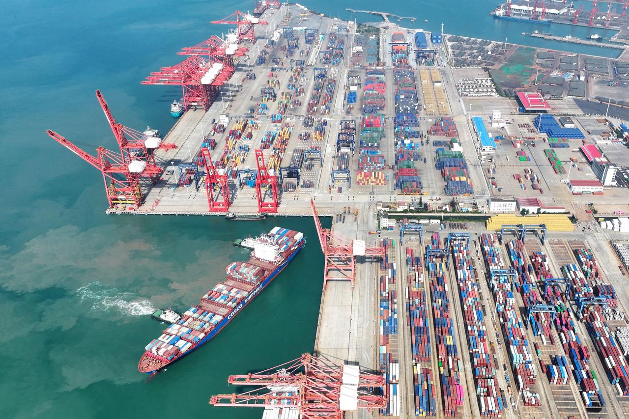 A container ship berths at the port in Lianyungang, in China’s eastern Jiangsu province on May 21, 2025. (AFP Photo) 