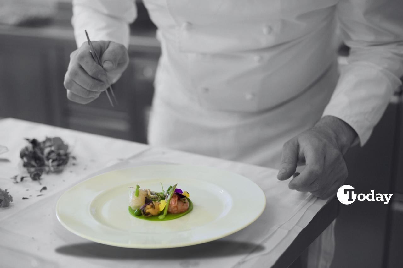 A chef decorates a plate for a special meal, November 7, 2023. (AA Photo)