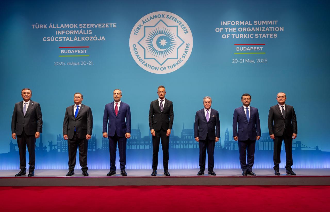 BUDAPEST, HUNGARY - MAY 21: Turkish Foreign Minister Hakan Fidan (3rd L), Hungarian Minister of Foreign Affairs and Foreign Trade Peter Szijjarto (C), Deputy Prime Minister and Minister of Foreign Affairs of Kazakhstan Murat Nurtleu (2nd L), Minister of Foreign Affairs of Azerbaijan Jeyhun Bayramov (R), Minister of Foreign Affairs of Uzbekistan Bakhtiyar Saidov (2nd R), Minister of Foreign Affairs of Kyrgyzstan Jeenbek Kulubayev (3rd R) and Secretary General of the CIS Kubanychbek Omuraliev (L) pose for family photo during Informal Summit of the Organization of Turkic States Meeting of Foreign Ministers in Budapest, Hungary on May 21, 2025. ( Murat Gök - Anadolu Agency )