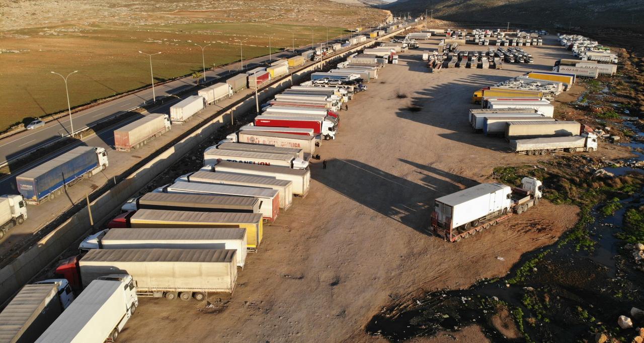 Turkish transporters prepare for departure at a bustling border terminal in Hatay, Türkiye on January 20, 2025. (IHA Photo)