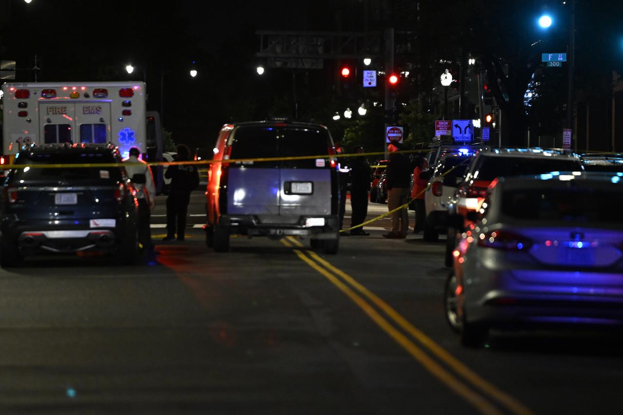 WASHINGTON DC, UNITED STATES - MAY 21: US police officers stand guard and start investigation after 2 Israeli Embassy staff killed in shooting near Jewish Museum in Washington DC, United States on May 21, 2025. ( Celal Güne? - Anadolu Agency )