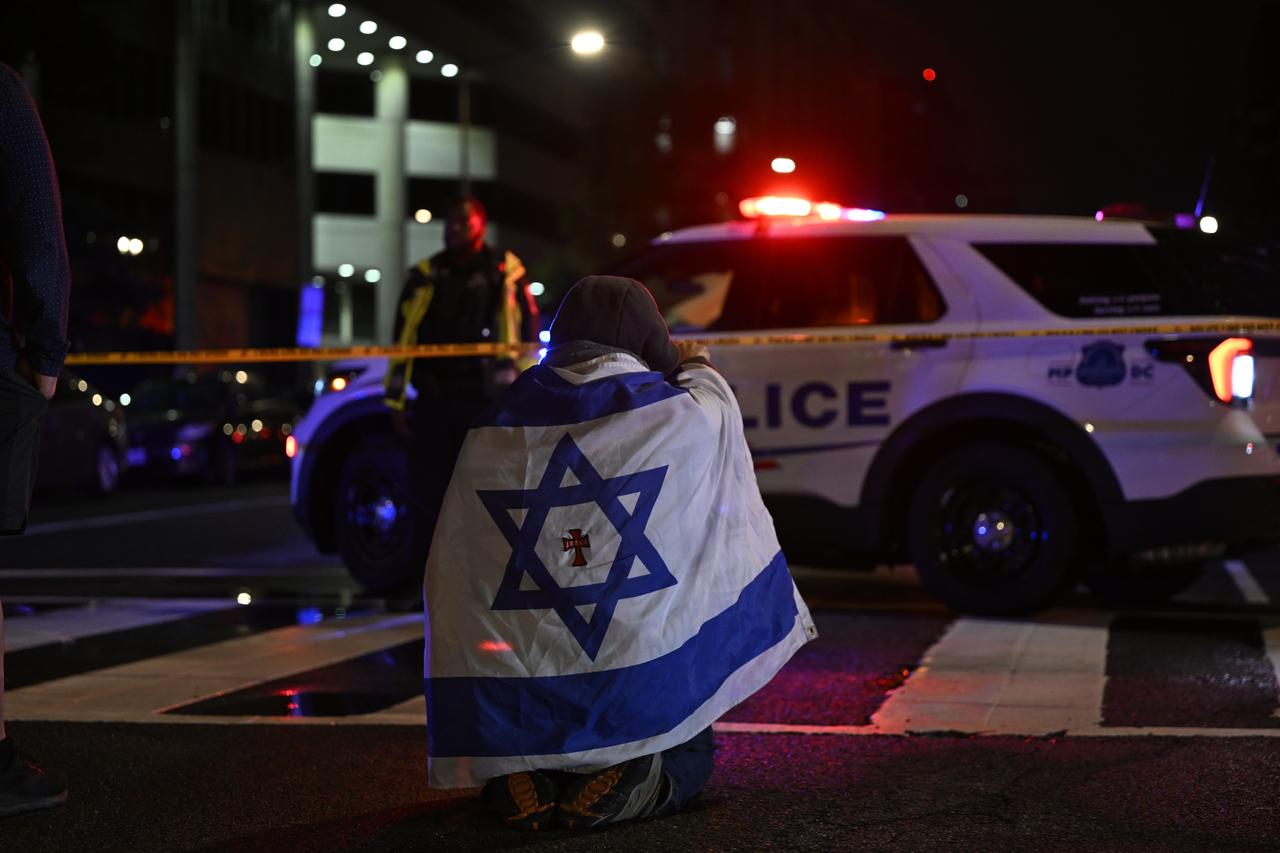 WASHINGTON DC, UNITED STATES - MAY 21: US police officers stand guard and start investigation after 2 Israeli Embassy staff killed in shooting near Jewish Museum in Washington DC, United States on May 21, 2025. ( Celal Güne? - Anadolu Agency )