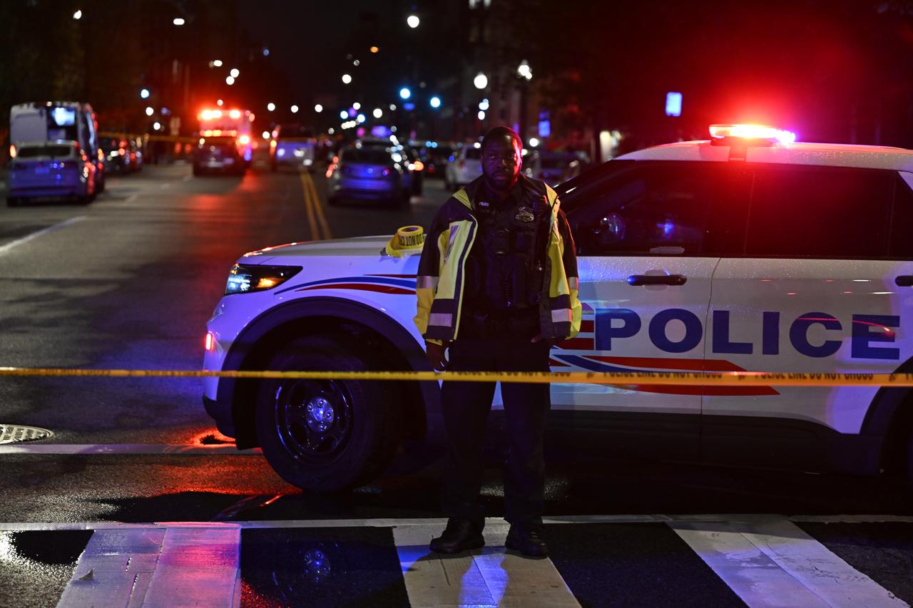 WASHINGTON DC, UNITED STATES - MAY 21: US police officers stand guard and start investigation after 2 Israeli Embassy staff killed in shooting near Jewish Museum in Washington DC, United States on May 21, 2025. ( Celal Güne? - Anadolu Agency )
