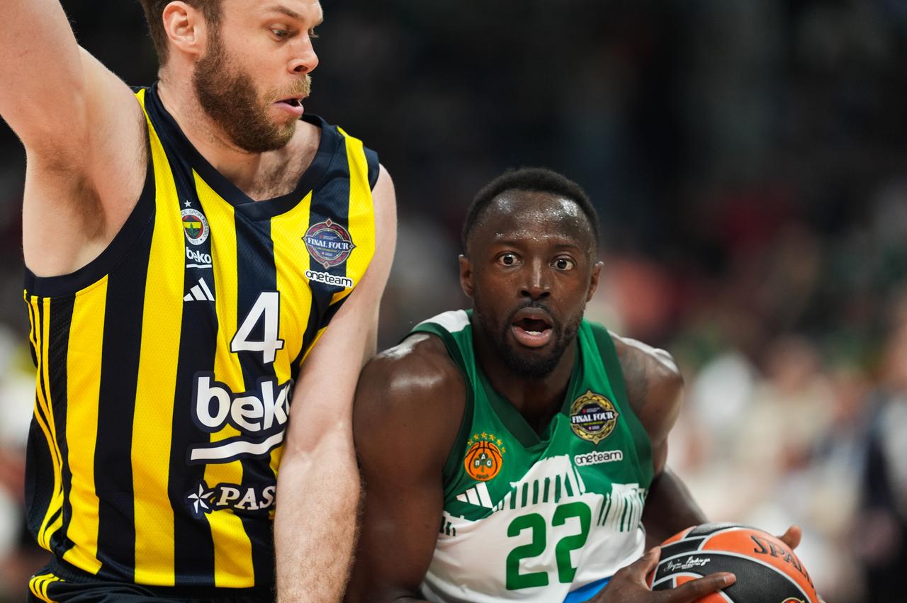 Jerian Grant (22) of Panathinaikos AKTOR in action against Nicolo Melli (4) of Fenerbahce Beko during EuroLeague Final Four semi-final basketball match between Fenerbahce Beko and Panathinaikos AKTOR at Etihad Arena in Abu Dhabi, United Arab Emirates on May 23, 2025. (AA Photo)