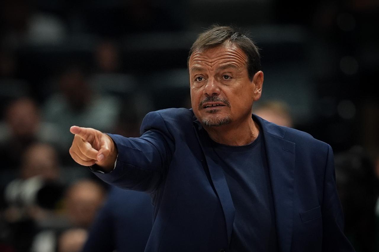  Head Coach of Panathinaikos AKTOR Ergin Ataman follows EuroLeague Final Four semi-final basketball match between Fenerbahce Beko and Panathinaikos AKTOR at Etihad Arena in Abu Dhabi, United Arab Emirates on May 23, 2025. (AA Photo)
