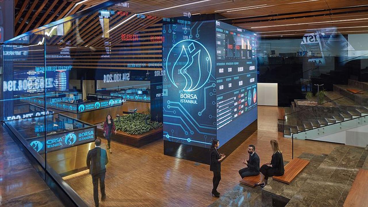 File photo shows traders gather in the main lobby of Borsa Istanbul, Türkiye, accessed on May 23, 2025. (AA Photo)