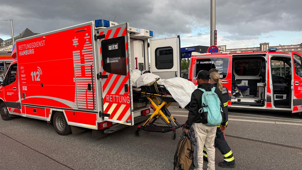 Acil servislerin üyeleri, 23 Mayıs 2025'te Almanya'nın Hamburg'da birkaç kişinin bıçaklandığı Hamburg'un ana tren istasyonunda olay yerinde çalışıyor. (AFP fotoğrafı)