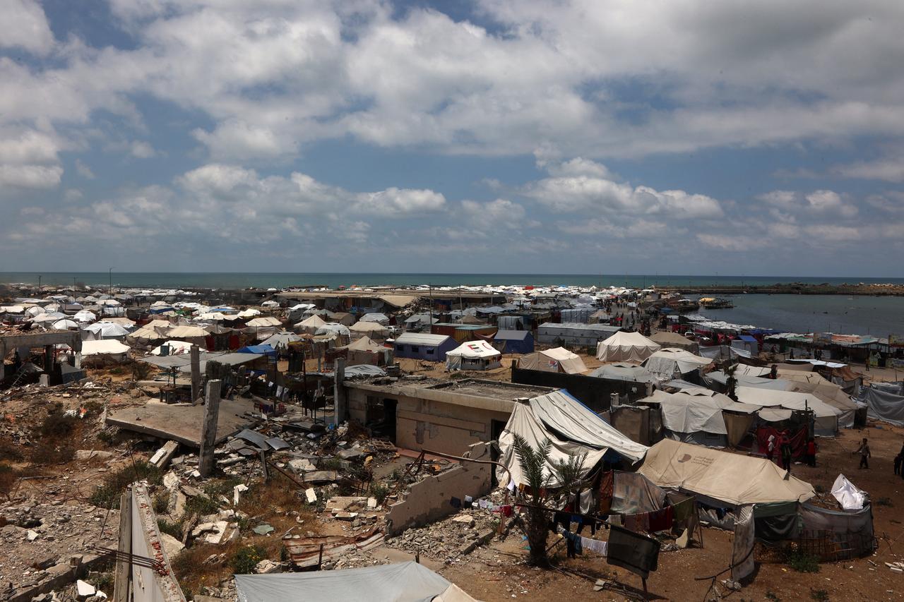 Tents are set up for displaced Palestinians along the beach near Gaza Citys port on May 22, 2025. The Israeli army issued an evacuation warning on May 22 for 14 neighbourhoods of northern Gaza, as it pressed a renewed offensive that has drawn international condemnation. (Photo by Omar AL-QATTAA / AFP)