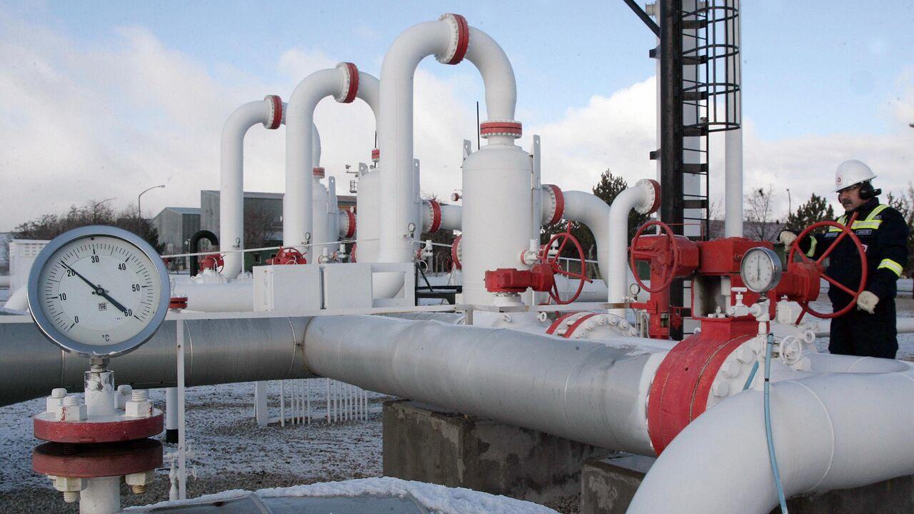 An employee makes a routine check at a natural gas control center of Türkiye's Petroleum and Pipeline Corporation, 35 kilometers (22 miles) west of Ankara, on Jan. 7, 2009.  (AFP Photo)