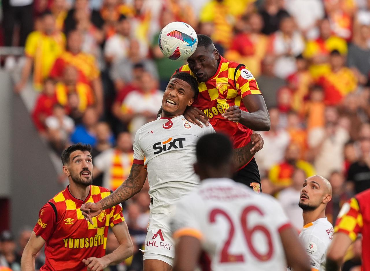 Galatasarays Ismail Jakobs (L) in action against Goztepes Heliton Jorge Tito Dos Santos (R) during the Turkish Super Lig week 37 match between Goztepe and Galatasaray at Gursel Aksel Stadium in Izmir, Türkiye on May 24, 2025. (AA Photo)