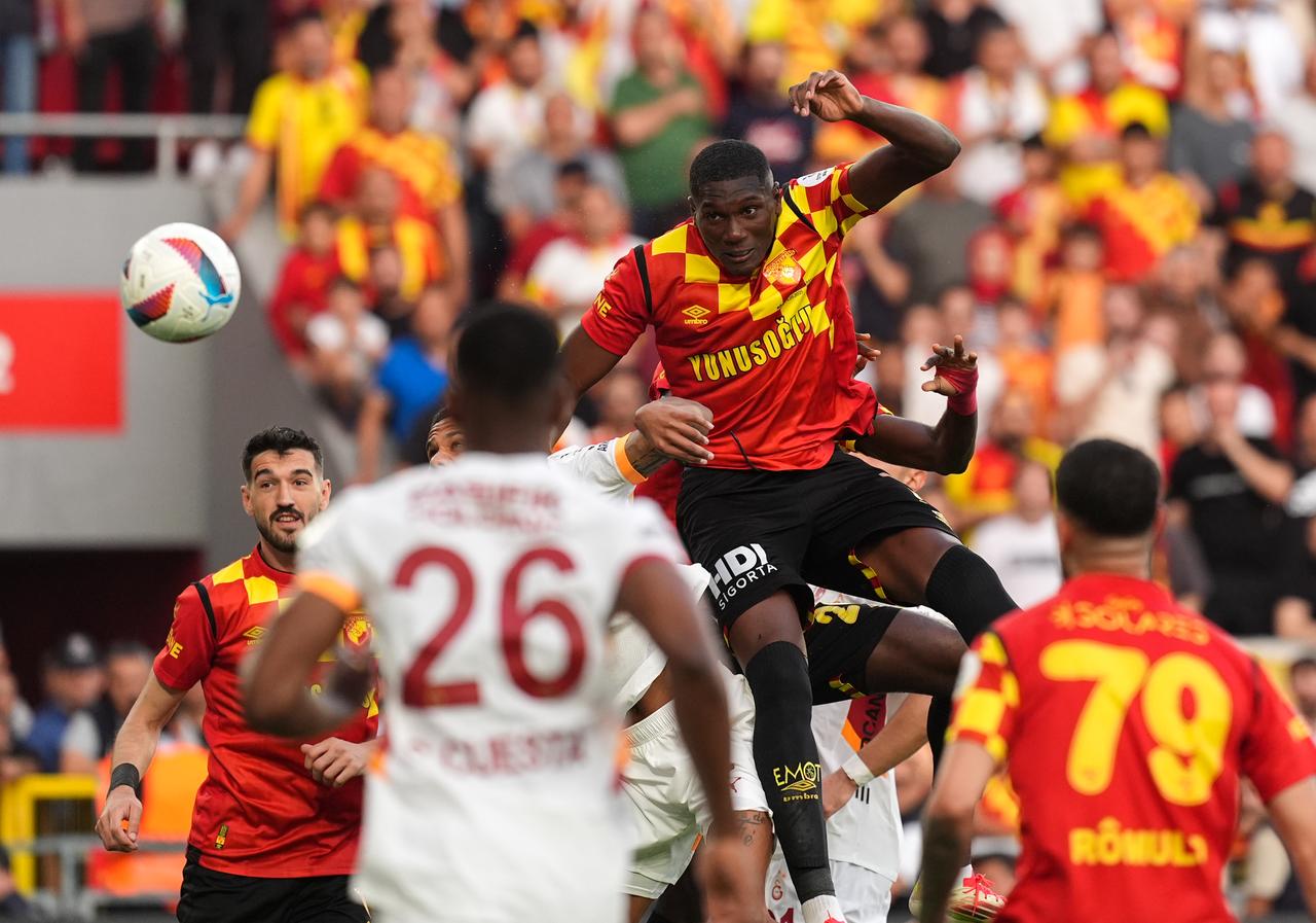 Goztepe's Heliton Jorge Tito Dos Santos (C) Türkçe Süper Lig Hafta 37, 24 Mayıs 2025'te Gursel Aksel Stadyumu'nda Goztepe ve Galatasaray arasında 37 maç maçı. (Aa Photo)