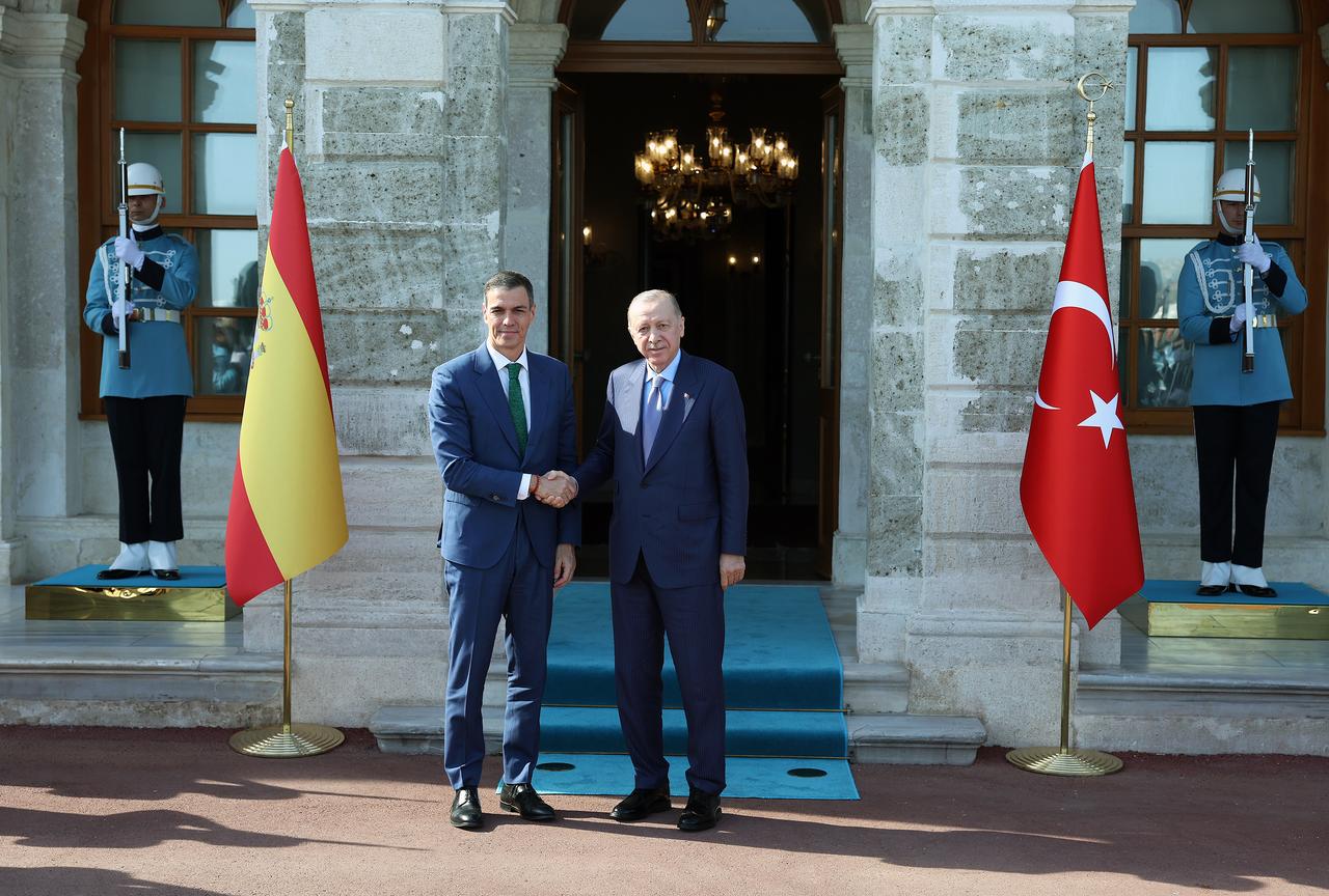 ISTANBUL, TURKIYE - MAY 23: (----EDITORIAL USE ONLY - MANDATORY CREDIT - TURKISH PRESIDENCY / MUSTAFA KAMACI / HANDOUT - NO MARKETING NO ADVERTISING CAMPAIGNS - DISTRIBUTED AS A SERVICE TO CLIENTS----) Turkish President Recep Tayyip Erdogan receives Spanish Prime Minister Pedro Sanchez in Istanbul, Turkiye on May 23, 2025. ( TUR Presidency / Mustafa Kamaci - Anadolu Agency )