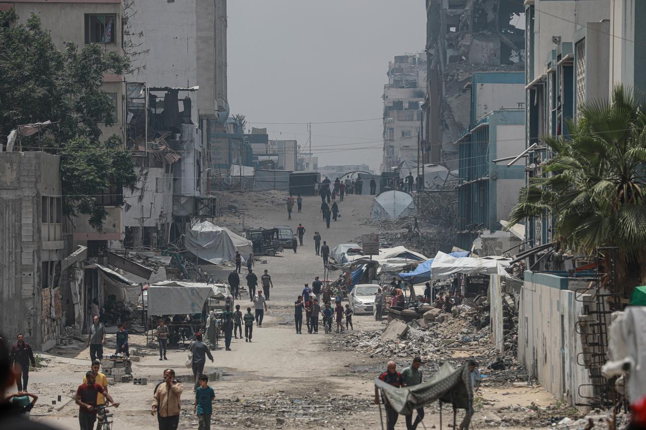 GAZA CITY, GAZA - MAY 23: Palestinians, deprived of the most basic needs such as shelter, food and clean water, struggle to survive under extremely difficult living conditions in Gaza City, Gaza on May 23, 2025. ( Abdalhkem Abu Riash - Anadolu Agency )