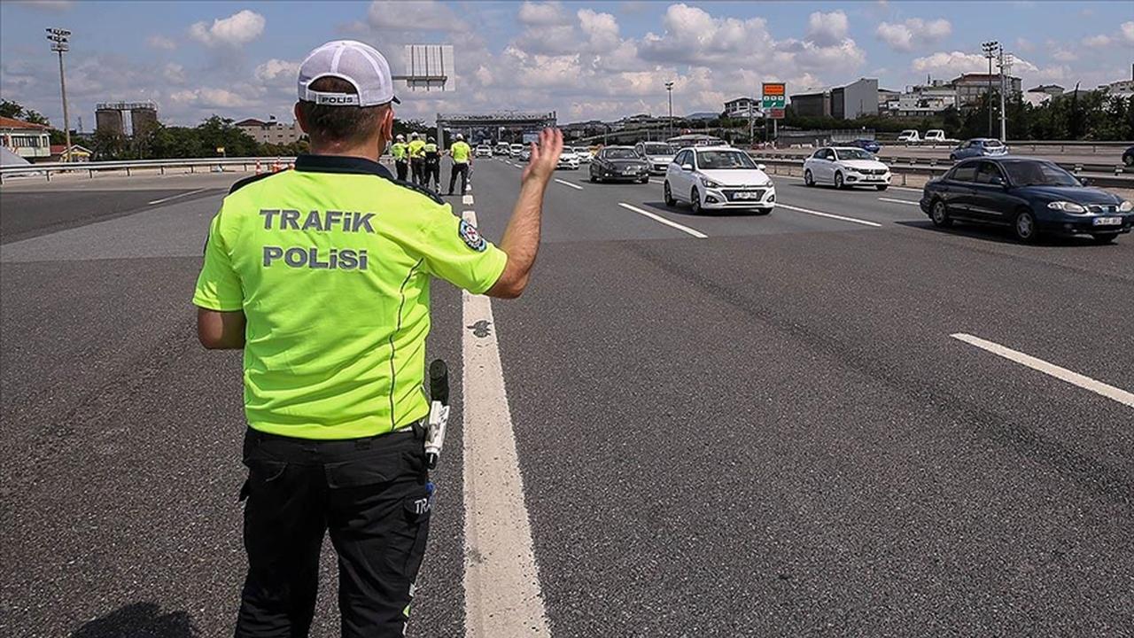 File photo shows a traffic police officer directing vehicles on a major Istanbul highway, accessed on May 24, 2025. (AA Photo)