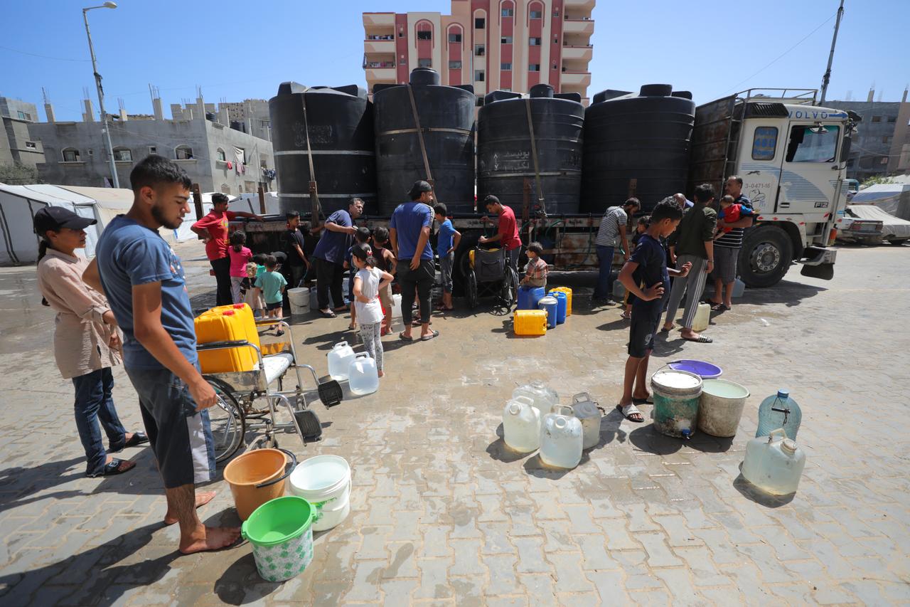 GAZA CITY, GAZA - MAY 24: Palestinians carry empty bucket to meet their daily clean water needs from the water tank as humanitarian crisis continues to deepen due to the Israeli embargo and attacks in Nuseirat Refugee Camp in Gaza City, Gaza on May 24, 2025. ( Hassan Jedi  - Anadolu Agency )