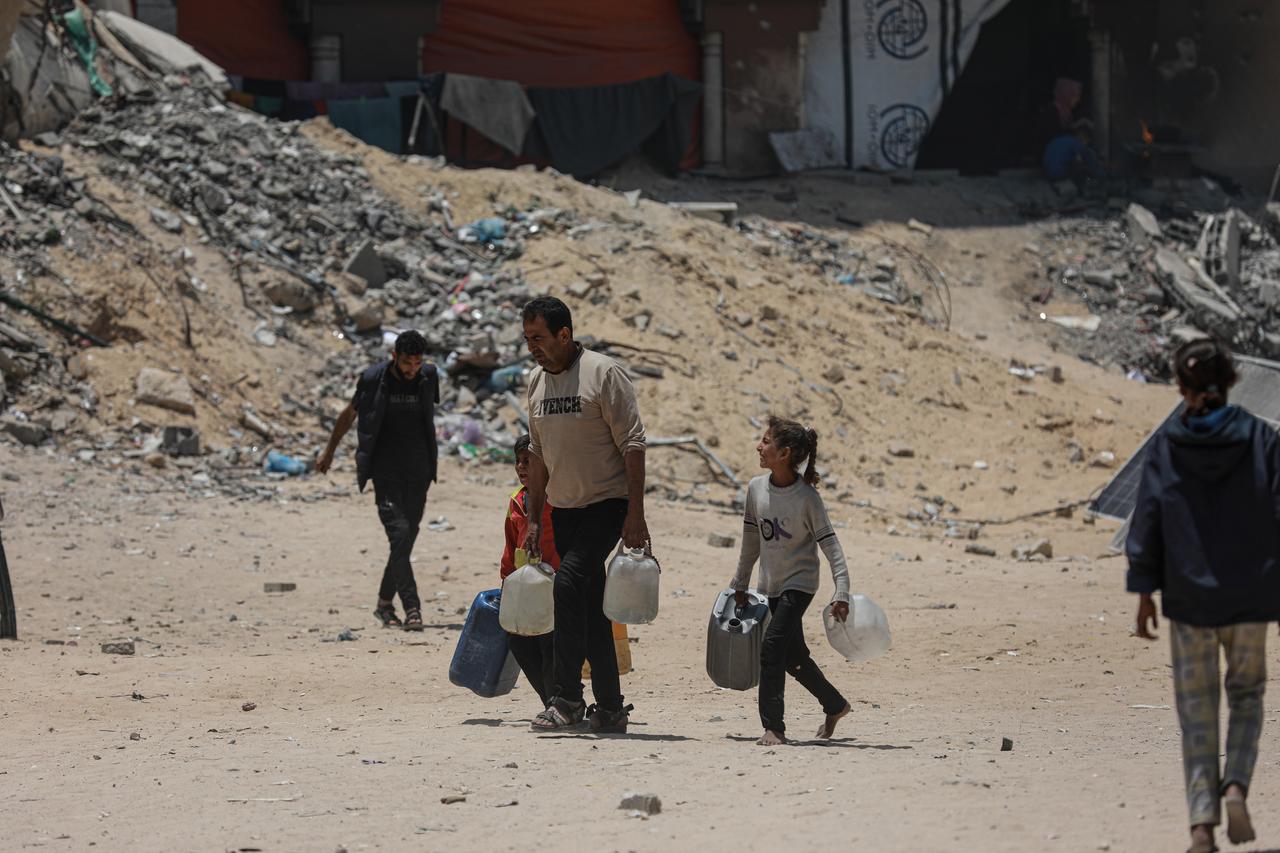 GAZA CITY, GAZA - MAY 23: Palestinians, deprived of the most basic needs such as shelter, food and clean water, struggle to survive under extremely difficult living conditions in Gaza City, Gaza on May 23, 2025. ( Abdalhkem Abu Riash - Anadolu Agency )