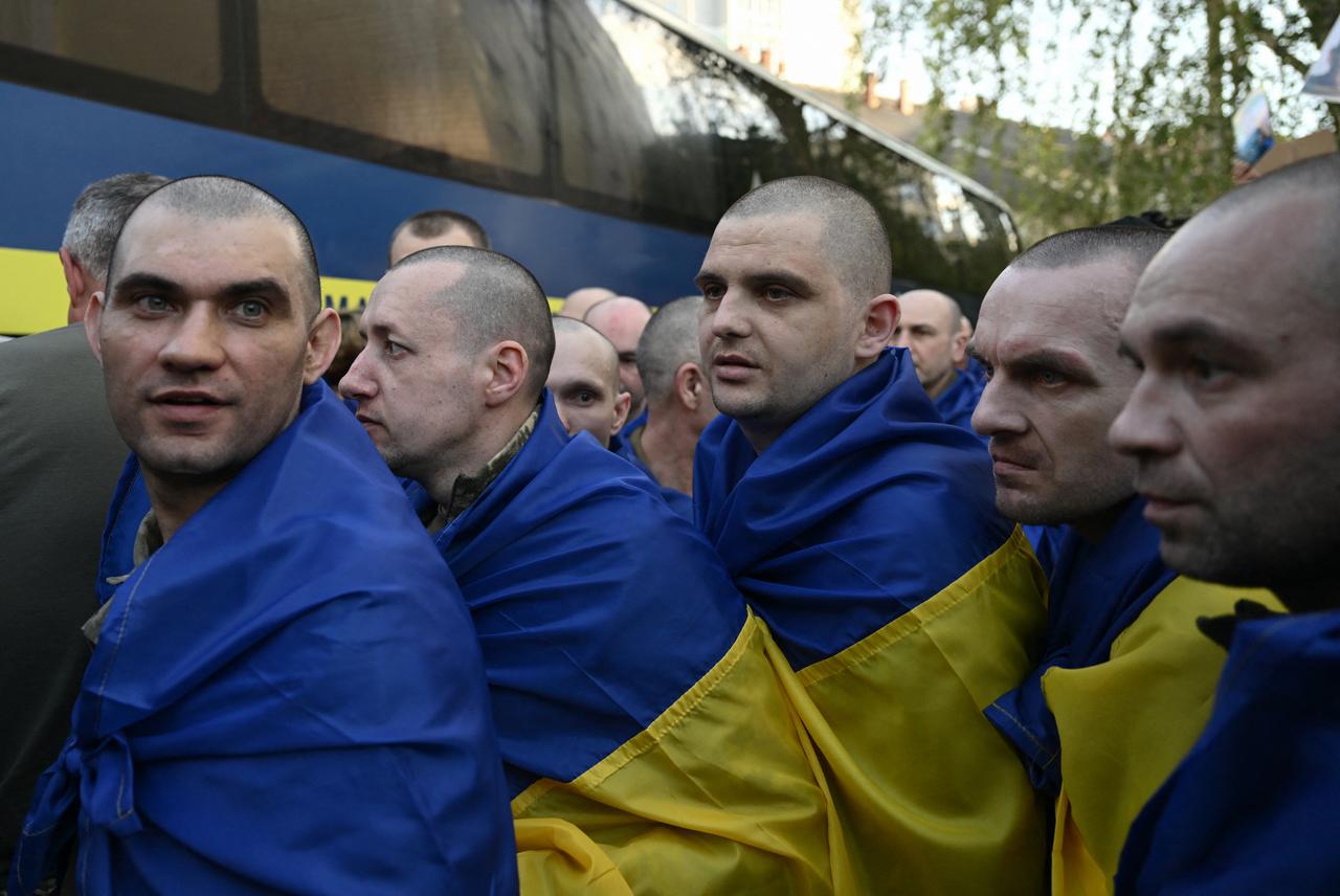 Ukrainian POWs leave a bus in the Chernygiv region upon arrival after a prisoner exchange on May 23, 2025, amid the Russian invasion of Ukraine. Ukraine and Russia began a major prisoner exchange on May 23, 2025, which if completed would be the biggest swap since Moscow invaded more than three years ago. Both sides received 390 people in the first stage on May 23, and are expected to exchange 1,000 each in total under an agreement reached at direct talks in Istanbul the previous week. The process is set to last three days, Kyiv said. (Photo by Genya SAVILOV / AFP)
