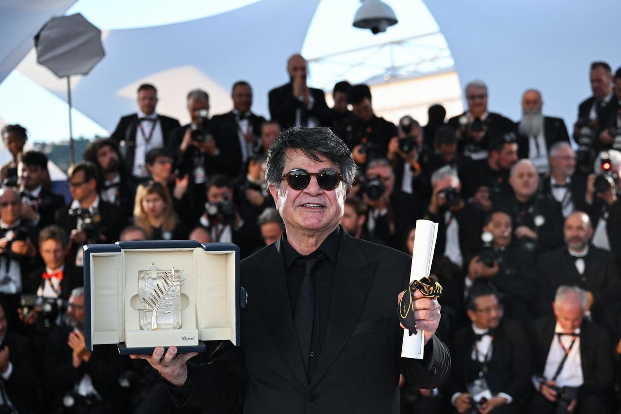Iranian director and screenwriter and producer Jafar Panahi poses with the trophy during a photocall after winning the Palme dOr for the film  Un simple accident  (A Simple Accident) during the closing ceremony at the 78th edition of the Cannes Film Festival in Cannes, southern France, on May 24, 2025. (AFP Photo)