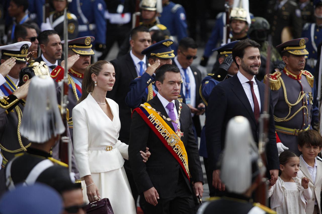 Ecuador's re-elected President Daniel Noboa (C), accompanied by children from Marquesa de Solanda school, arrives at the Plaza Grande outside the Carondelet Palace before his inauguration in Quito on May 24, 2025. (AFP Photo)