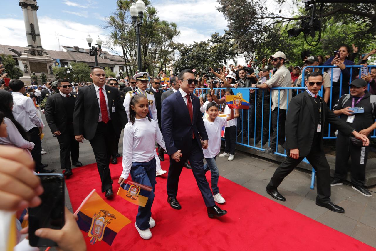 Ecuador's re-elected President Daniel Noboa (C), accompanied by children from Marquesa de Solanda school, arrives at the Plaza Grande outside the Carondelet Palace before his inauguration in Quito on May 24, 2025. (AFP Photo)