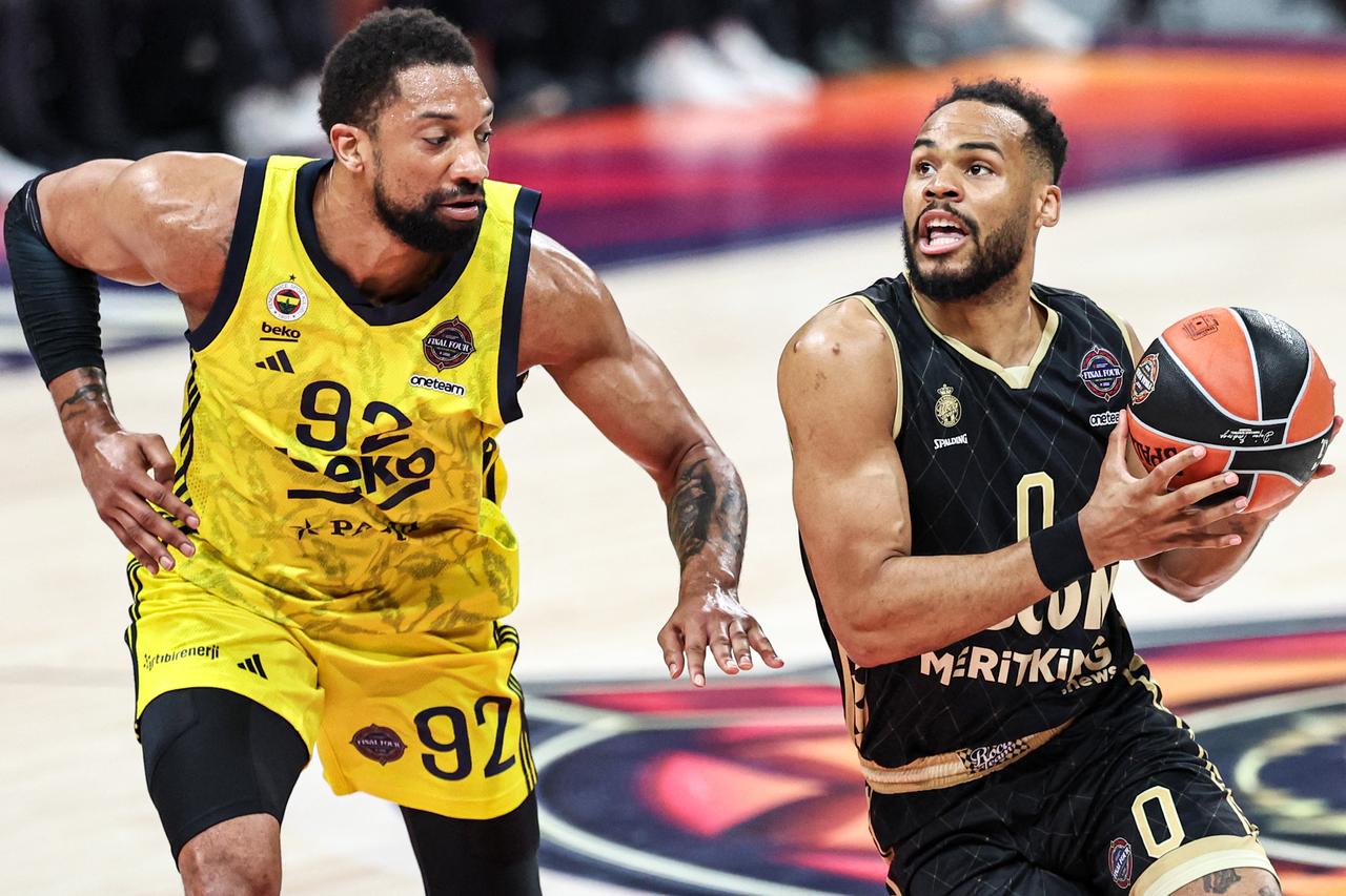 Fenerbahce'nin Kanada Merkezi #92 Khem Birch Monaco'nun Fransız Muhafızları #0 Elie Okobo, Türk Havayolları Euroleague basketbolu sırasında Fenerbahce Beko İstanbul ve Monaco olarak Etihad Arena'da Mayıs 25 Mayıs 2025'te (AFP) (AFP).