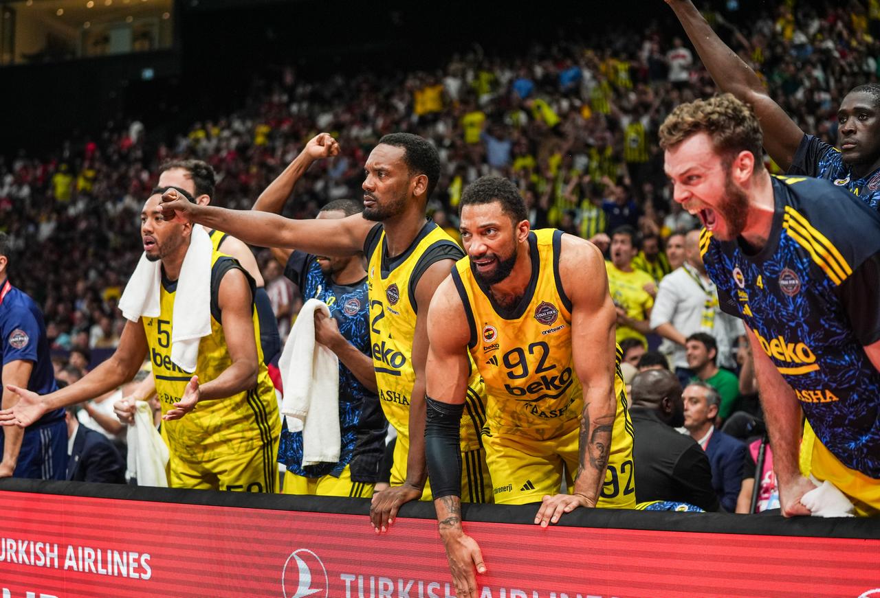 Fenerbahce Beko'nun oyuncuları, Türk Havayolları Euroleague Final Four Basketbol Şampiyonası Maçı'nda Fenerbahce Beko ve Monaco arasında 25 Mayıs Mayıs 2025'te Abu Dhabi'deki Etihad Arena'da desteklerini gösteriyor. (AA Photo)
