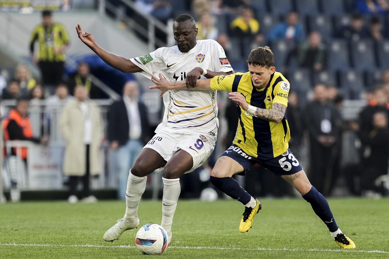 Sebastian Szymanski (R) of Fenerbahce in action against Mame Thiam (L) of Ikas Eyupspor during Turkish Super Lig week 36 match between Fenerbahce and Ikas Eyupspor at Ulker Stadium in Istanbul, Turkiye on May 18, 2025. (AA Photo)