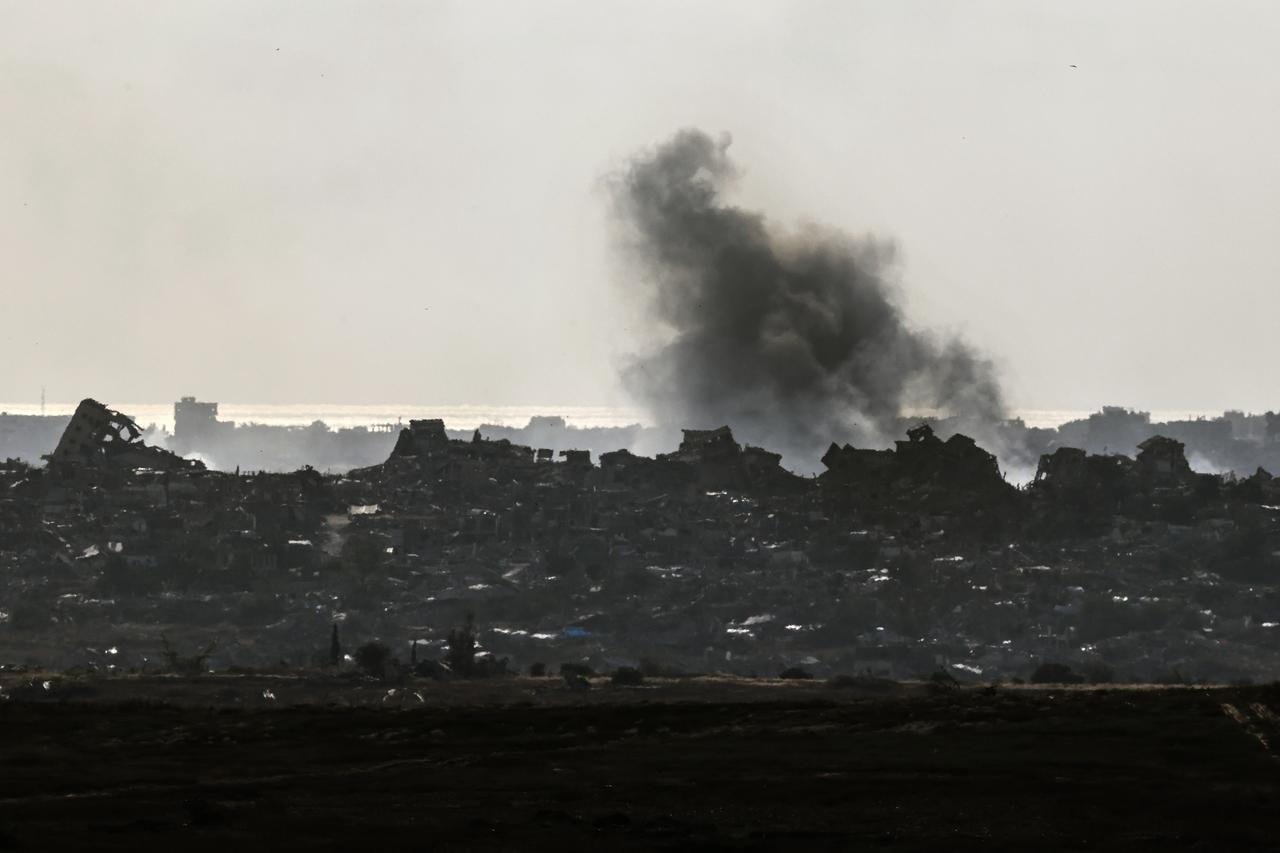 SDEROT, ISRAEL - MAY 22: Smoke rises over Gaza’s Beit Lahia, seen from Sderot, Israel, as Israeli airstrikes continue on May 22, 2025.  ( Tsafrir Abayov - Anadolu Agency )
