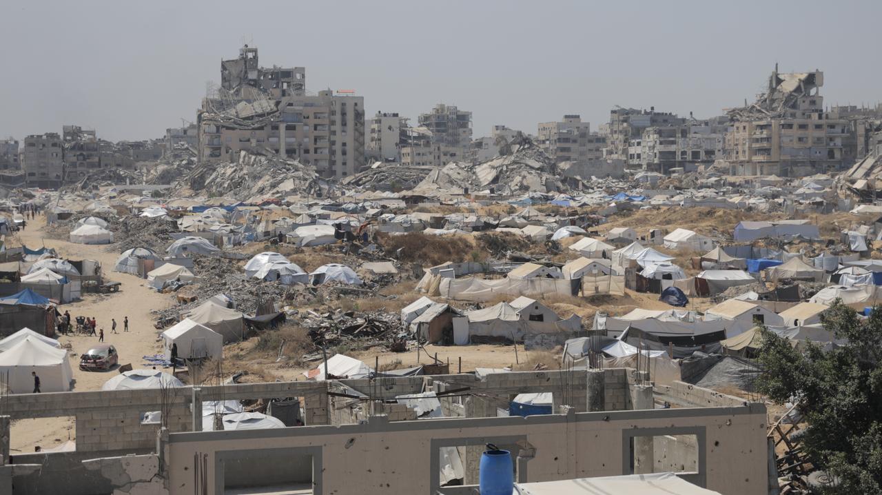 GAZA CITY, GAZA - MAY 20: A view of the tent city as Palestinians go on their daily lives while Israels attacks and embargo on Gaza Strip continue uninterruptedly in Gaza on May 20, 2025. Thousands of Palestinians, whose houses were destroyed in the Israeli attacks, are struggling to survive in makeshift tents set up in the west of Gaza City. ( Ahmed Jihad Ibrahim Al-arini - Anadolu Agency )