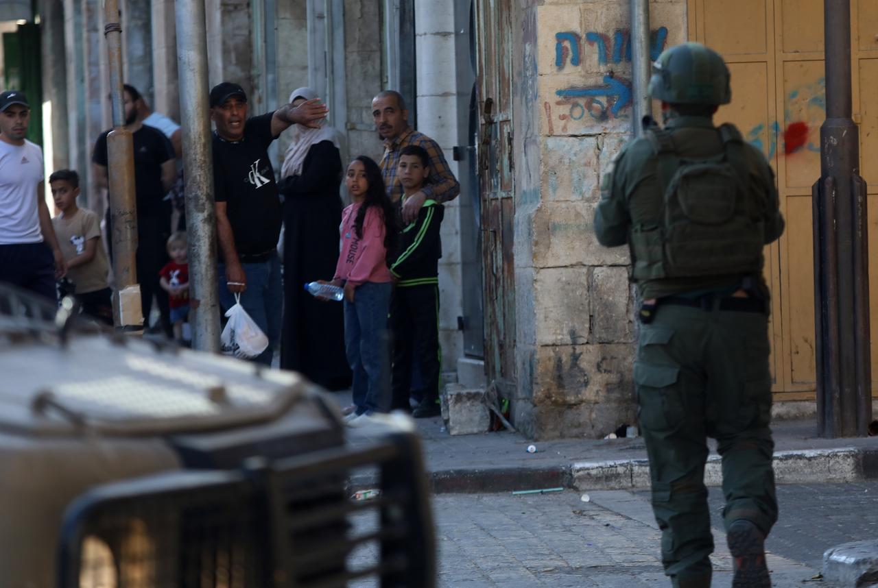 HEBRON, WEST BANK - MAY 22: Israeli settlers organize a provocative tour at the city under the protection of Israeli forces in Hebron, West Bank on May 22, 2025. ( Mamoun Wazwaz - Anadolu Agency )