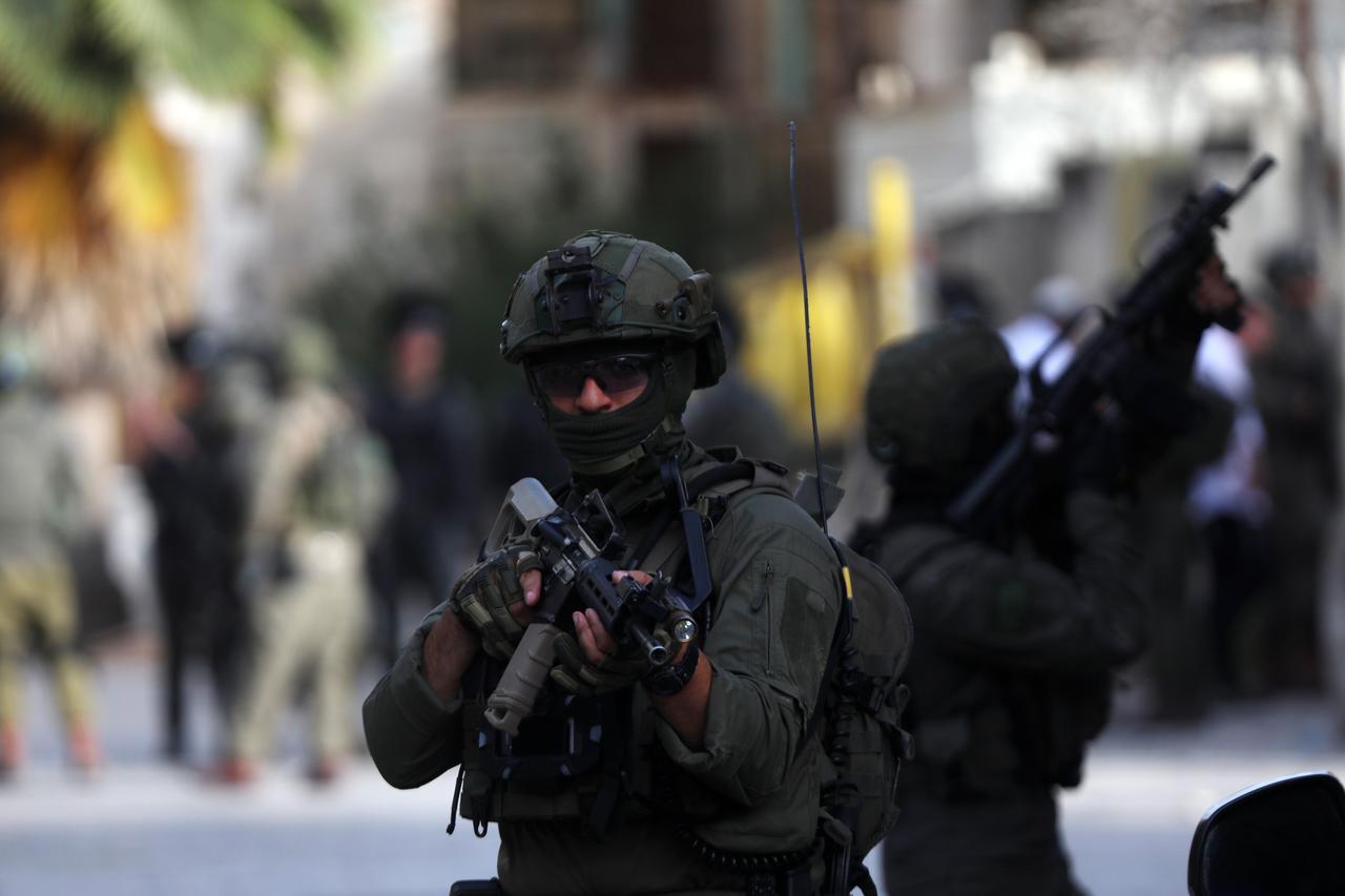 HEBRON, WEST BANK - MAY 17: Israeli settlers organize a provocative tour at the city under the protection of Israeli forces in Hebron, West Bank on May 17, 2025. ( Mamoun Wazwaz - Anadolu Agency )
