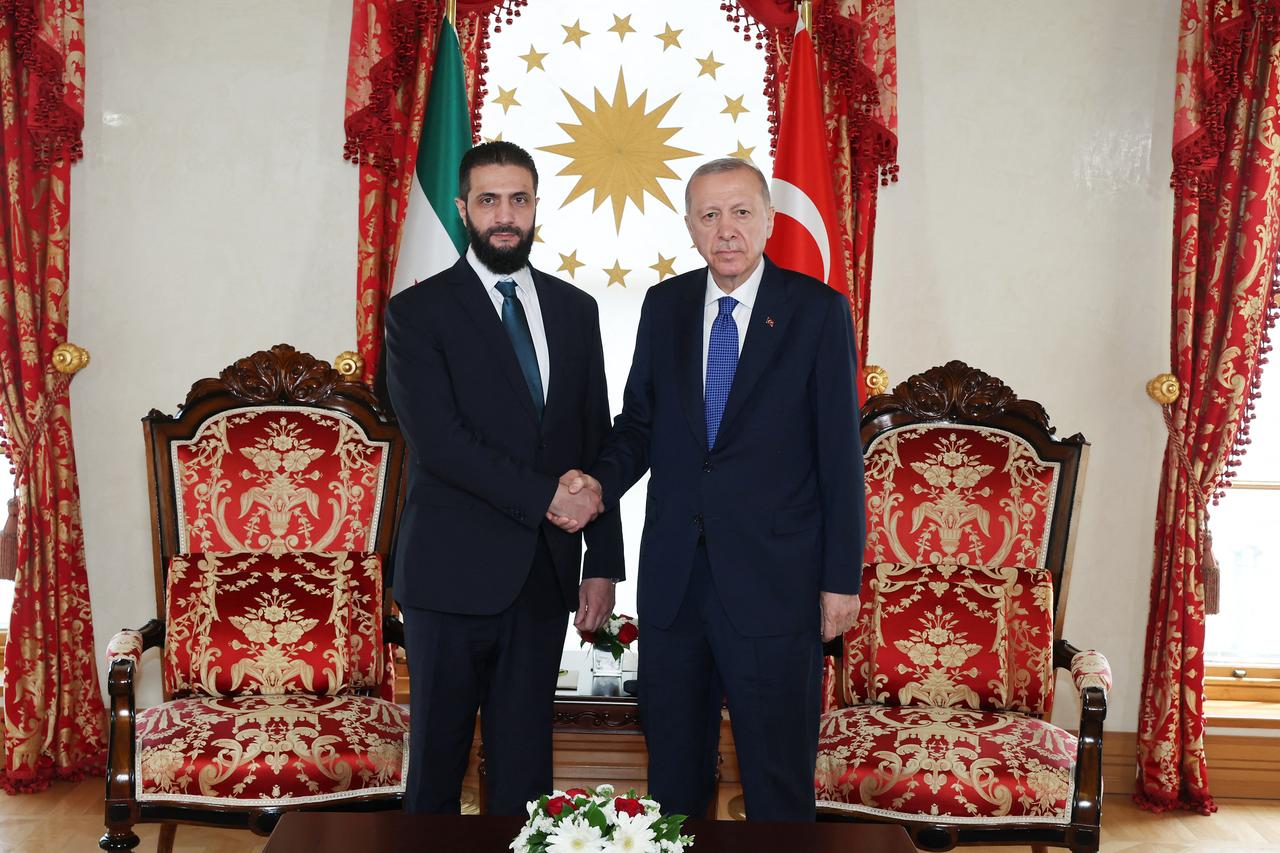 This handout photograph taken and released by the Turkish Presidential Press Service in Istanbul, Turkey on May 24, 2025, shows Turkish President Recep Tayyip Erdogan (R) and Syrias jihadist-turned-interim President Ahmed al-Sharaa (L) shaking hands during their meeting. (Photo by HANDOUT / TURKISH PRESIDENTIAL PRESS SERVICE / AFP) / RESTRICTED TO EDITORIAL USE - MANDATORY CREDIT  AFP PHOTO / TURKISH PRESIDENTIAL PRESS SERVICE / HANDOUT /    - NO MARKETING NO ADVERTISING CAMPAIGNS - DISTRIBUTED AS A SERVICE TO CLIENTS