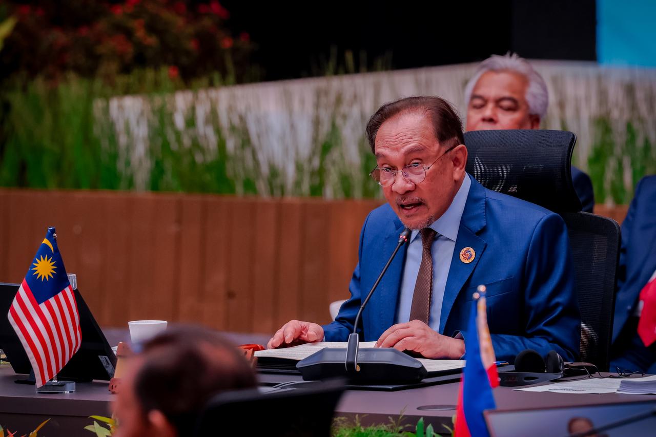 Anwar Ibrahim, Prime Minister of Malaysia is giving his opening remarks during the first plenary session for the 46th ASEAN Summit, in Kuala Lumpur, Malaysia on 26 May, 2025. (AA Photo)