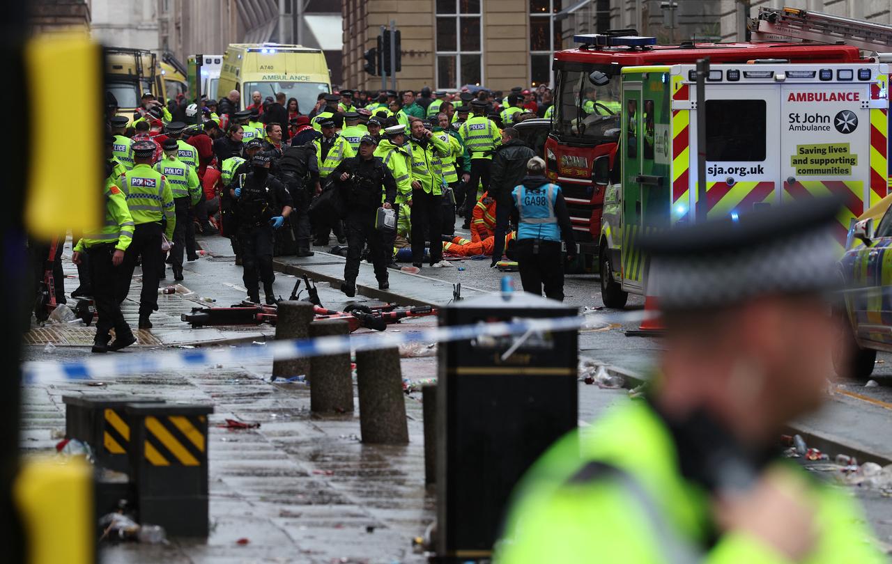 Members of the emergency services treat members of the public inside a Police cordon at the scene of an incident, on the sidelines of an open-top bus victory parade for Liverpools Premier League title win, in Liverpool, north-west England on May 26, 2025. (AFP Photo)