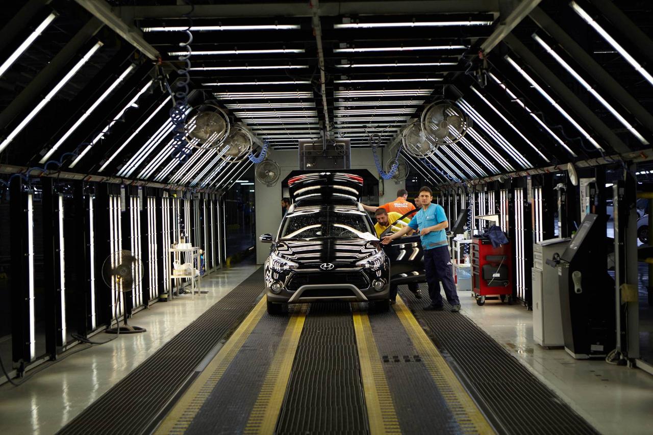 Workers inspect a Hyundai vehicle on the production line at the company’s Izmit plant in Kocaeli, Türkiye, accessed on May 26, 2025. (Photo via hyundai-motor.com.tr)